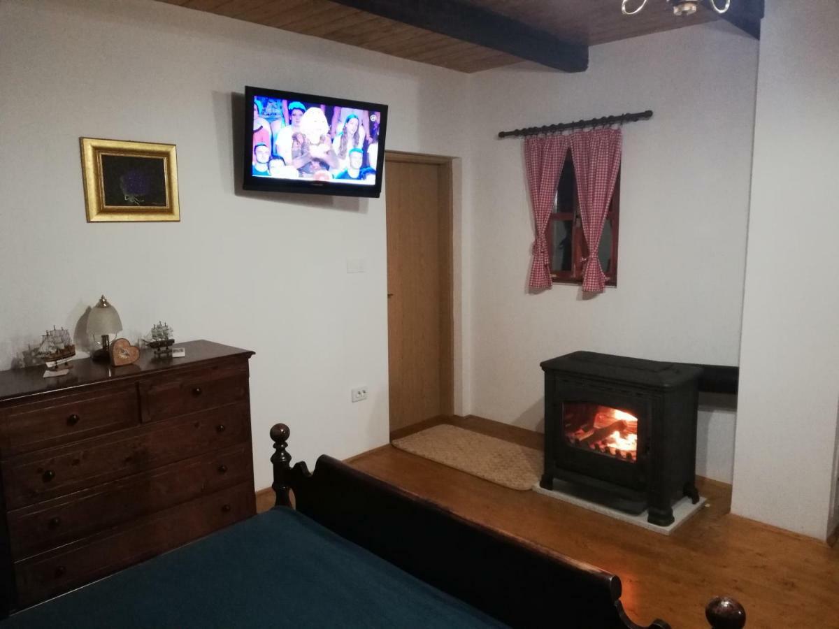 Pod Orehom Drvena Kuca I Sauna Krapina Exterior foto